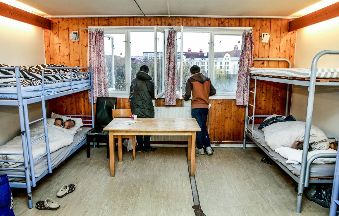 To enslig mindre asylsøkergutter ser ut av vinduet på Torshov transittmottak i november 2015. Foto: Stein J. Bjørge/Aftenposten/Scanpix